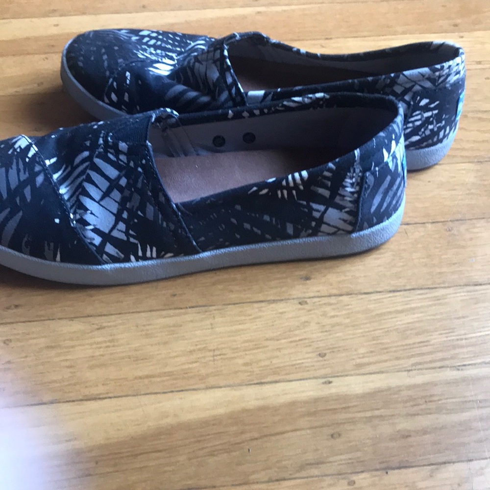 Toms casual slip ons